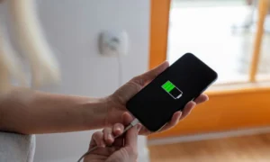 گوشی نو چند ساعت باید در شارژ باشد؟ راهنمای اولین شارژ