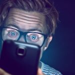 آیا گوشی چشم را ضعیف می‌کند؟ آیا ممکن است باعث کوری شود؟